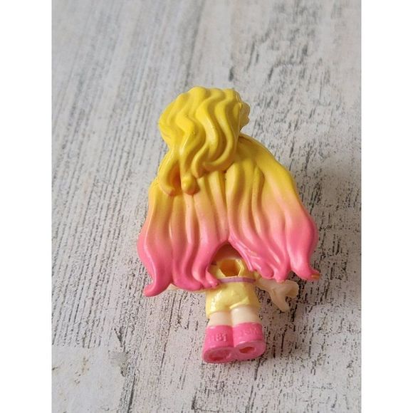 Miniature blonde pink girl doll makeup accessory toy figure - Picture 3 of 3